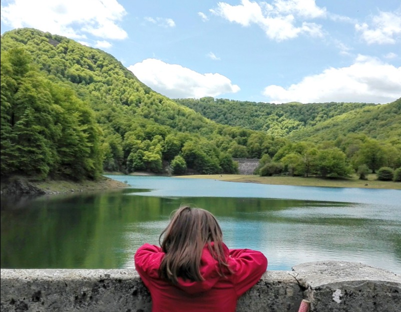 niña de espalda mirando el embalse de Leurtza